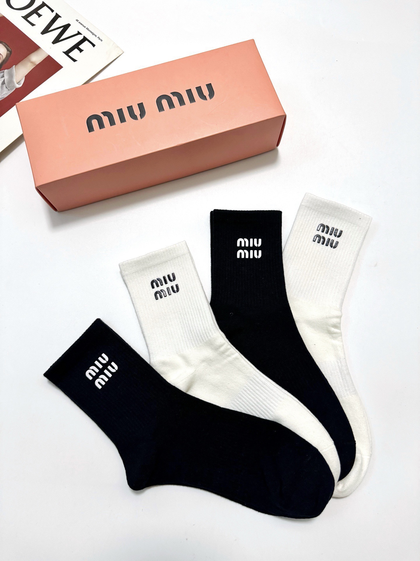 配包装 🌟【一盒4 双】 🌟缪缪 miumiu 经典字母logo纯棉中筒袜 🌟ins爆款!专柜在售ing 🌟好看到爆 配包装 🌟【一盒4 双】 🌟缪缪 miumiu 经典字母logo纯棉中筒袜 🌟ins爆款!专柜在售ing 🌟好看到爆