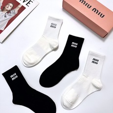 配包装 🌟【一盒4 双】 🌟缪缪 miumiu 经典字母logo纯棉中筒袜 🌟ins爆款!专柜在售ing 🌟好看到爆 配包装 🌟【一盒4 双】 🌟缪缪 miumiu 经典字母logo纯棉中筒袜 🌟ins爆款!专柜在售ing 🌟好看到爆