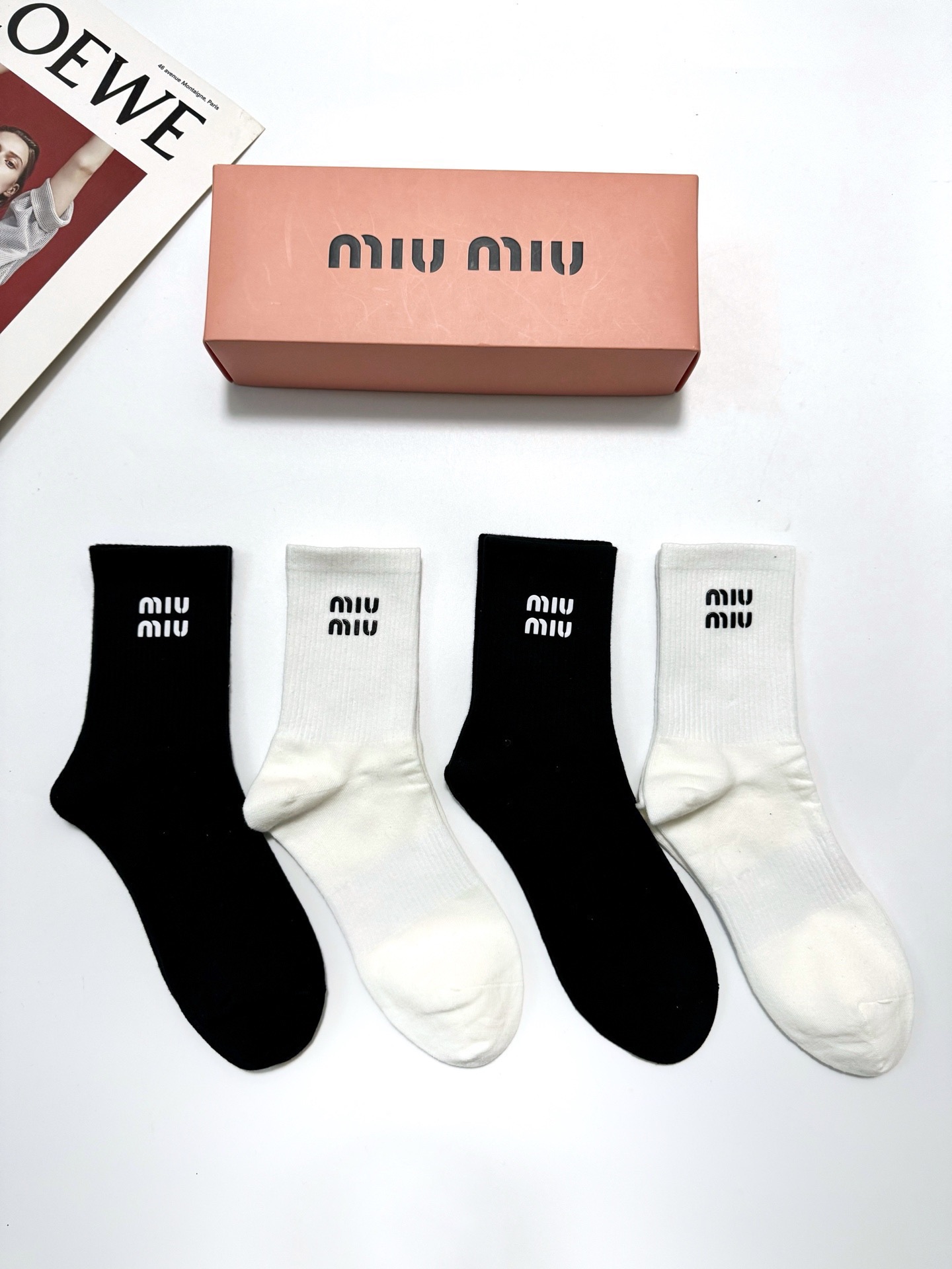 配包装 🌟【一盒4 双】 🌟缪缪 miumiu 经典字母logo纯棉中筒袜 🌟ins爆款!专柜在售ing 🌟好看到爆 配包装 🌟【一盒4 双】 🌟缪缪 miumiu 经典字母logo纯棉中筒袜 🌟ins爆款!专柜在售ing 🌟好看到爆