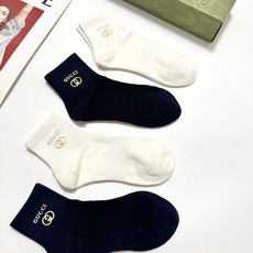 配包装 🌟【一盒4 双】 🌟Gucci 古琦 经典字母logo纯棉中筒袜 🌟ins爆款!专柜在售ing 🌟好看到爆炸 配包装 🌟【一盒4 双】 🌟Gucci 古琦 经典字母logo纯棉中筒袜 🌟ins爆款!专柜在售ing 🌟好看到爆炸