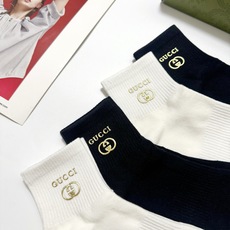 配包装 🌟【一盒4 双】 🌟Gucci 古琦 经典字母logo纯棉中筒袜 🌟ins爆款!专柜在售ing 🌟好看到爆炸 配包装 🌟【一盒4 双】 🌟Gucci 古琦 经典字母logo纯棉中筒袜 🌟ins爆款!专柜在售ing 🌟好看到爆炸