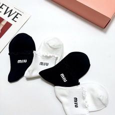 配包装 🌟【一盒4双】 🌟缪缪 miumiu 经典字母logo 纯棉短筒袜 经典纯色短袜 🌟ins爆款!专柜在售ing 配包装 🌟【一盒4双】 🌟缪缪 miumiu 经典字母logo 纯棉短筒袜 经典纯色短袜 🌟ins爆款!专柜在售ing