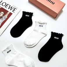 配包装 🌟【一盒4双】 🌟缪缪 miumiu 经典字母logo 纯棉短筒袜 经典纯色短袜 🌟ins爆款!专柜在售ing 配包装 🌟【一盒4双】 🌟缪缪 miumiu 经典字母logo 纯棉短筒袜 经典纯色短袜 🌟ins爆款!专柜在售ing