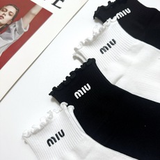 配包装 🌟【一盒4双】 🌟缪缪 miumiu 经典字母logo 纯棉短筒袜 经典纯色短袜 🌟ins爆款!专柜在售ing 配包装 🌟【一盒4双】 🌟缪缪 miumiu 经典字母logo 纯棉短筒袜 经典纯色短袜 🌟ins爆款!专柜在售ing