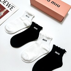 配包装 🌟【一盒4双】 🌟缪缪 miumiu 经典字母logo 纯棉短筒袜 经典纯色短袜 🌟ins爆款!专柜在售ing 配包装 🌟【一盒4双】 🌟缪缪 miumiu 经典字母logo 纯棉短筒袜 经典纯色短袜 🌟ins爆款!专柜在售ing