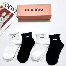 配包装 🌟【一盒4双】 🌟缪缪 miumiu 经典字母logo 纯棉短筒袜 经典纯色短袜 🌟ins爆款!专柜在售ing 配包装 🌟【一盒4双】 🌟缪缪 miumiu 经典字母logo 纯棉短筒袜 经典纯色短袜 🌟ins爆款!专柜在售ing