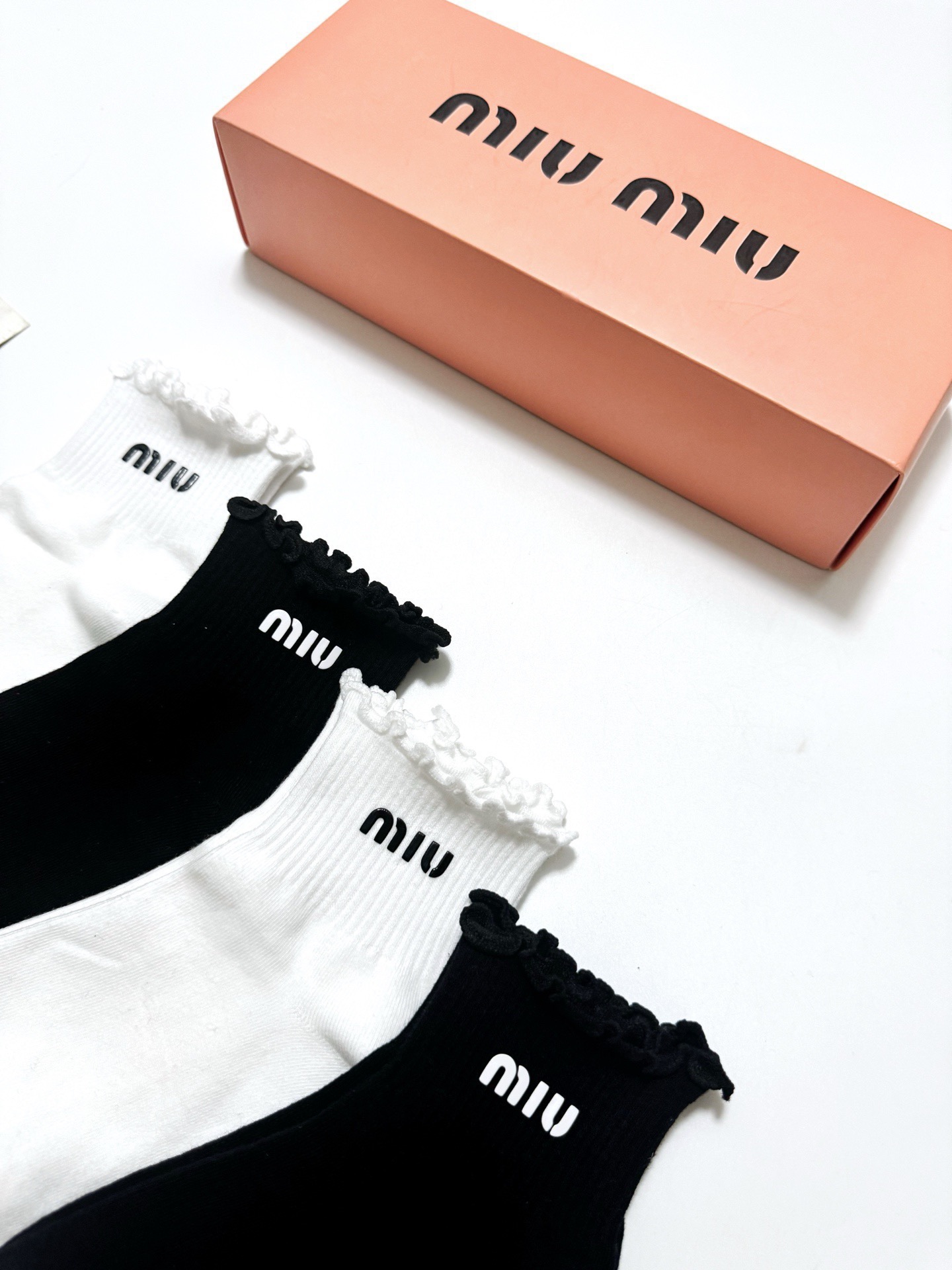 配包装 🌟【一盒4双】 🌟缪缪 miumiu 经典字母logo 纯棉短筒袜 经典纯色短袜 🌟ins爆款!专柜在售ing 配包装 🌟【一盒4双】 🌟缪缪 miumiu 经典字母logo 纯棉短筒袜 经典纯色短袜 🌟ins爆款!专柜在售ing