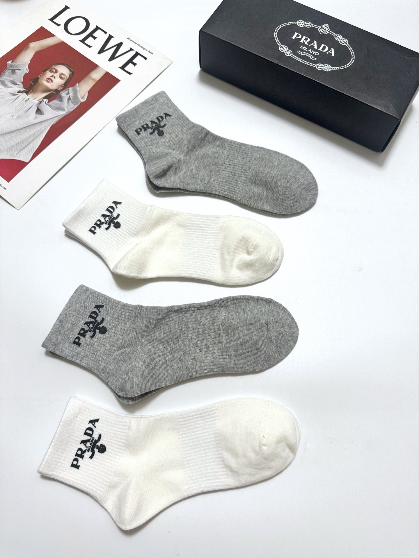 配包装 🌟【一盒4双】 🌟Prada 普拉达 经典纯色 字母logo 纯棉中筒袜  🌟ins爆款！专柜在售ing 🌟原单