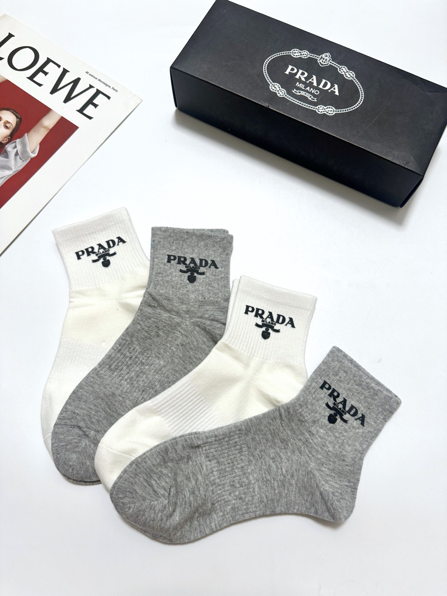 配包装 🌟【一盒4双】 🌟Prada 普拉达 经典纯色 字母logo 纯棉中筒袜  🌟ins爆款！专柜在售ing 🌟原单
