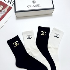 配包装 🌟【一盒4 双】 🌟Chanel 香奈儿 经典字母logo纯棉中筒袜 🌟ins爆款!专柜在售ing 🌟好看到 配包装 🌟【一盒4 双】 🌟Chanel 香奈儿 经典字母logo纯棉中筒袜 🌟ins爆款!专柜在售ing 🌟好看到