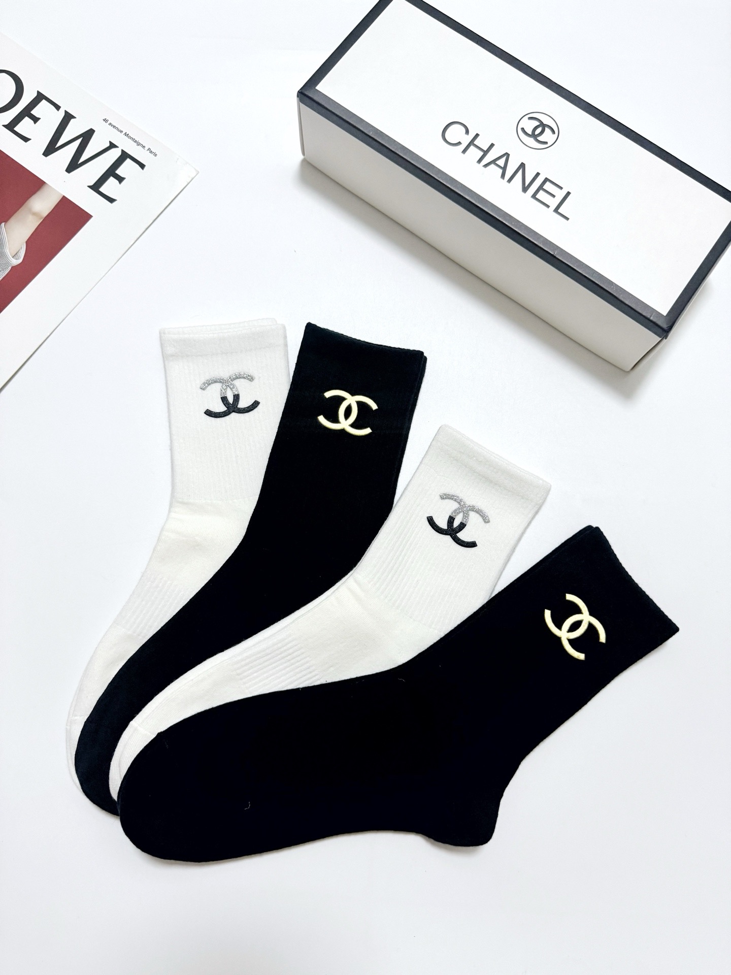 配包装 🌟【一盒4 双】 🌟Chanel 香奈儿 经典字母logo纯棉中筒袜 🌟ins爆款!专柜在售ing 🌟好看到 配包装 🌟【一盒4 双】 🌟Chanel 香奈儿 经典字母logo纯棉中筒袜 🌟ins爆款!专柜在售ing 🌟好看到