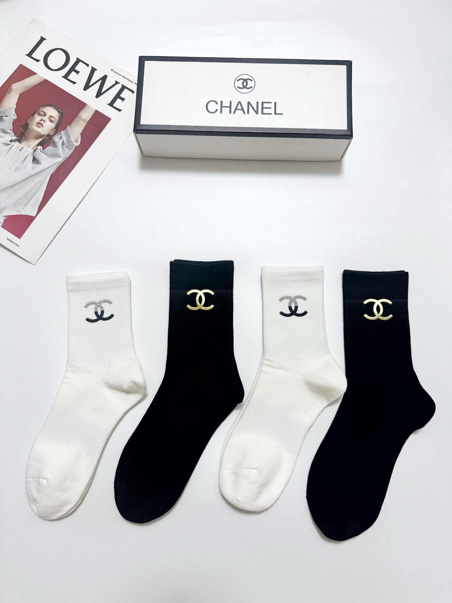 配包装 🌟【一盒4 双】 🌟Chanel 香奈儿 经典字母logo纯棉中筒袜 🌟ins爆款!专柜在售ing 🌟好看到 配包装 🌟【一盒4 双】 🌟Chanel 香奈儿 经典字母logo纯棉中筒袜 🌟ins爆款!专柜在售ing 🌟好看到