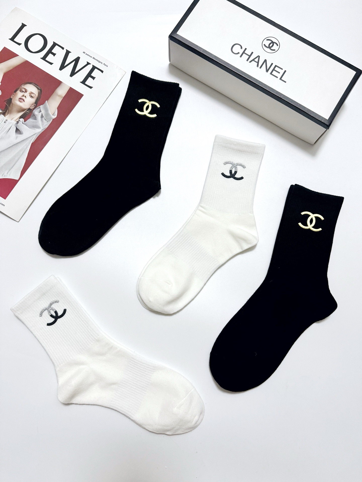 配包装 🌟【一盒4 双】 🌟Chanel 香奈儿 经典字母logo纯棉中筒袜 🌟ins爆款!专柜在售ing 🌟好看到 配包装 🌟【一盒4 双】 🌟Chanel 香奈儿 经典字母logo纯棉中筒袜 🌟ins爆款!专柜在售ing 🌟好看到