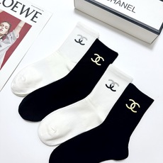 配包装 🌟【一盒4 双】 🌟Chanel 香奈儿 经典字母logo纯棉中筒袜 🌟ins爆款!专柜在售ing 🌟好看到 配包装 🌟【一盒4 双】 🌟Chanel 香奈儿 经典字母logo纯棉中筒袜 🌟ins爆款!专柜在售ing 🌟好看到