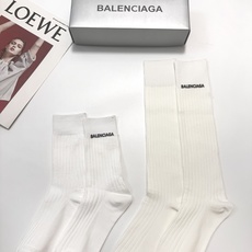 配包装 🌟【一盒2双】 🌟 巴黎世家 balenciaga 经典字母 长筒袜 短筒袜。双针针织材质,超完美结合,款式经典 配包装 🌟【一盒2双】 🌟 巴黎世家 balenciaga 经典字母 长筒袜 短筒袜。双针针织材质,超完美结合,款式经典