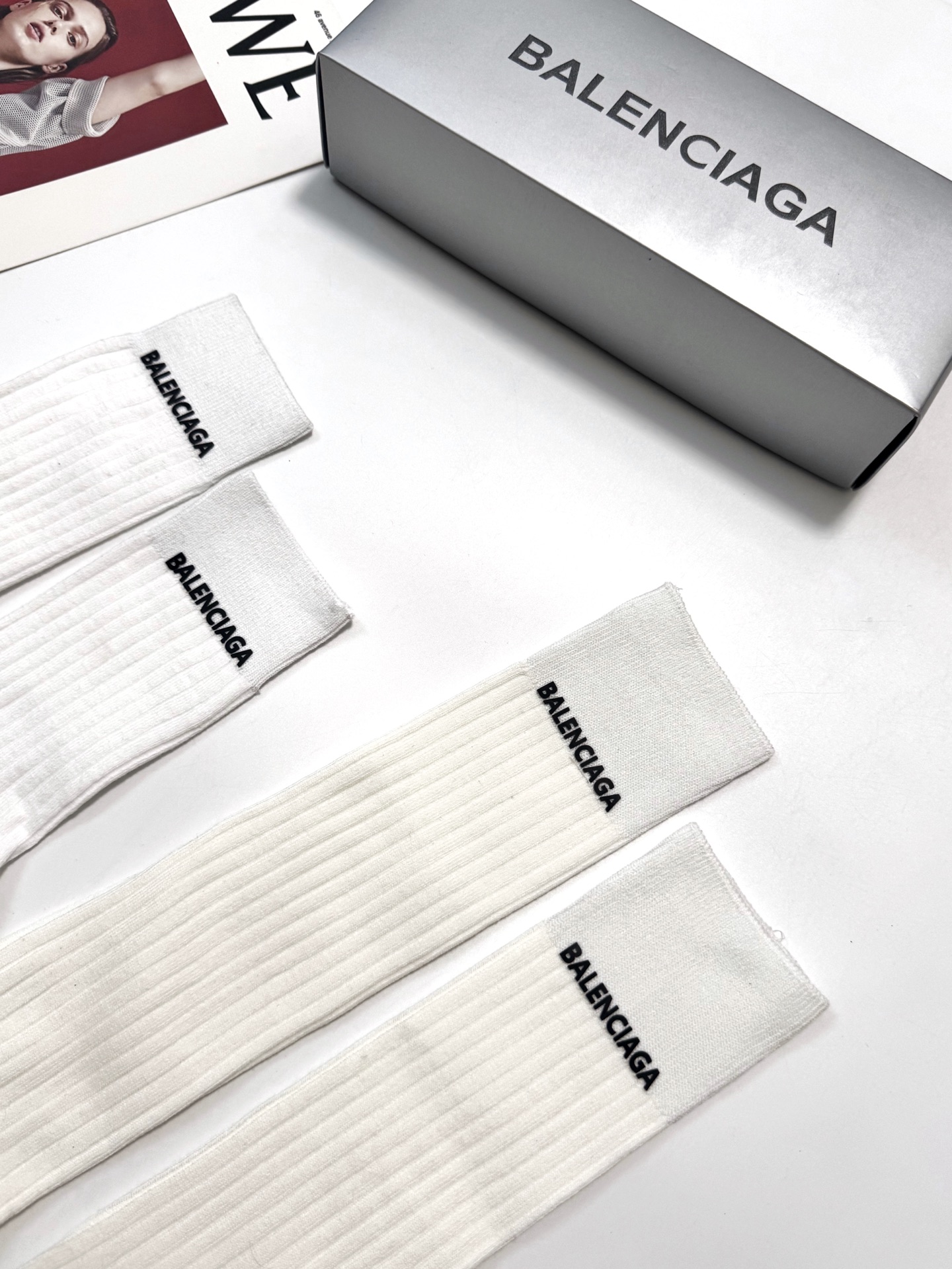 配包装 🌟【一盒2双】 🌟 巴黎世家 balenciaga 经典字母 长筒袜 短筒袜。双针针织材质,超完美结合,款式经典 配包装 🌟【一盒2双】 🌟 巴黎世家 balenciaga 经典字母 长筒袜 短筒袜。双针针织材质,超完美结合,款式经典
