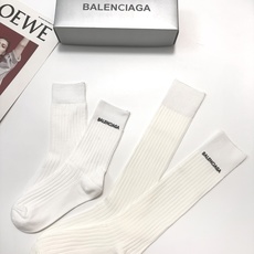 配包装 🌟【一盒2双】 🌟 巴黎世家 balenciaga 经典字母 长筒袜 短筒袜。双针针织材质,超完美结合,款式经典 配包装 🌟【一盒2双】 🌟 巴黎世家 balenciaga 经典字母 长筒袜 短筒袜。双针针织材质,超完美结合,款式经典