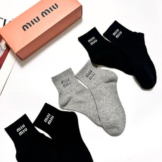 配包装 🌟【一盒3双】 🌟缪缪 miumiu 经典字母logo 纯棉混纺短筒袜 ,软糯亲肤,ins超火爆配色 ,潮 配包装 🌟【一盒3双】 🌟缪缪 miumiu 经典字母logo 纯棉混纺短筒袜 ,软糯亲肤,ins超火爆配色 ,潮