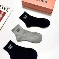 配包装 🌟【一盒3双】 🌟缪缪 miumiu 经典字母logo 纯棉混纺短筒袜 ,软糯亲肤,ins超火爆配色 ,潮 配包装 🌟【一盒3双】 🌟缪缪 miumiu 经典字母logo 纯棉混纺短筒袜 ,软糯亲肤,ins超火爆配色 ,潮