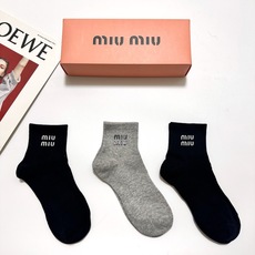 配包装 🌟【一盒3双】 🌟缪缪 miumiu 经典字母logo 纯棉混纺短筒袜 ,软糯亲肤,ins超火爆配色 ,潮 配包装 🌟【一盒3双】 🌟缪缪 miumiu 经典字母logo 纯棉混纺短筒袜 ,软糯亲肤,ins超火爆配色 ,潮