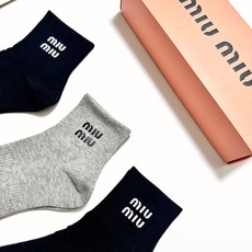 配包装 🌟【一盒3双】 🌟缪缪 miumiu 经典字母logo 纯棉混纺短筒袜 ,软糯亲肤,ins超火爆配色 ,潮 配包装 🌟【一盒3双】 🌟缪缪 miumiu 经典字母logo 纯棉混纺短筒袜 ,软糯亲肤,ins超火爆配色 ,潮