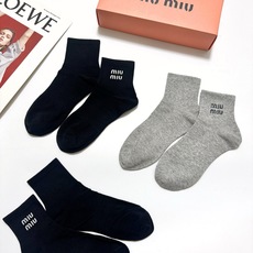 配包装 🌟【一盒3双】 🌟缪缪 miumiu 经典字母logo 纯棉混纺短筒袜 ,软糯亲肤,ins超火爆配色 ,潮 配包装 🌟【一盒3双】 🌟缪缪 miumiu 经典字母logo 纯棉混纺短筒袜 ,软糯亲肤,ins超火爆配色 ,潮