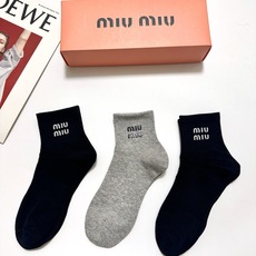 配包装 🌟【一盒3双】 🌟缪缪 miumiu 经典字母logo 纯棉混纺短筒袜 ,软糯亲肤,ins超火爆配色 ,潮 配包装 🌟【一盒3双】 🌟缪缪 miumiu 经典字母logo 纯棉混纺短筒袜 ,软糯亲肤,ins超火爆配色 ,潮