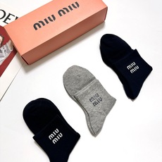 配包装 🌟【一盒3双】 🌟缪缪 miumiu 经典字母logo 纯棉混纺短筒袜 ,软糯亲肤,ins超火爆配色 ,潮 配包装 🌟【一盒3双】 🌟缪缪 miumiu 经典字母logo 纯棉混纺短筒袜 ,软糯亲肤,ins超火爆配色 ,潮