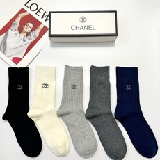 配包装 🌟【一盒5双】 🌟Chanel 香奈儿 经典字母 logo双针针织 纯棉 中筒袜 !超级软糯亲肤! 🌟ins爆 配包装 🌟【一盒5双】 🌟Chanel 香奈儿 经典字母 logo双针针织 纯棉 中筒袜 !超级软糯亲肤! 🌟ins爆