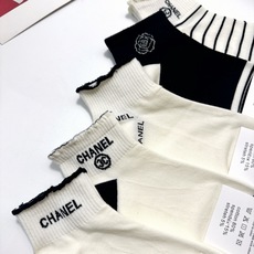 配包装 🌟【一盒5 双】 🌟Chanel 香奈儿 经典字母logo 纯棉短袜 ,ins超火爆短袜,纯棉面料,潮人必备 配包装 🌟【一盒5 双】 🌟Chanel 香奈儿 经典字母logo 纯棉短袜 ,ins超火爆短袜,纯棉面料,潮人必备