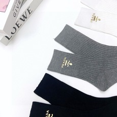 配包装 🌟【一盒3 双】 🌟Prada 普拉达经典字母logo 纯棉中筒袜 小腿袜 🌟ins爆款!专柜在售ing 🌟好 配包装 🌟【一盒3 双】 🌟Prada 普拉达经典字母logo 纯棉中筒袜 小腿袜 🌟ins爆款!专柜在售ing 🌟好