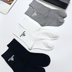 配包装 🌟【一盒3 双】 🌟 Prada 经典字母logo纯棉 中筒袜 🌟经典配色个性时尚 🌟ins爆款!专柜在售i 配包装 🌟【一盒3 双】 🌟 Prada 经典字母logo纯棉 中筒袜 🌟经典配色个性时尚 🌟ins爆款!专柜在售i