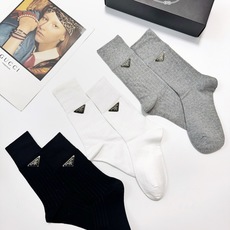 配包装 🌟一盒3双,爆款回货 🌟Prada 普拉达 经典字母logo纯棉中筒袜 🌟ins爆款!专柜在售ing 🌟好看 配包装 🌟一盒3双,爆款回货 🌟Prada 普拉达 经典字母logo纯棉中筒袜 🌟ins爆款!专柜在售ing 🌟好看