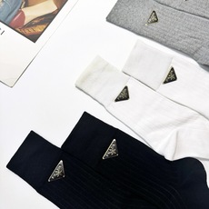 配包装 🌟一盒3双,爆款回货 🌟Prada 普拉达 经典字母logo纯棉中筒袜 🌟ins爆款!专柜在售ing 🌟好看 配包装 🌟一盒3双,爆款回货 🌟Prada 普拉达 经典字母logo纯棉中筒袜 🌟ins爆款!专柜在售ing 🌟好看