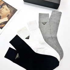 配包装 🌟一盒3双,爆款回货 🌟Prada 普拉达 经典字母logo纯棉中筒袜 🌟ins爆款!专柜在售ing 🌟好看 配包装 🌟一盒3双,爆款回货 🌟Prada 普拉达 经典字母logo纯棉中筒袜 🌟ins爆款!专柜在售ing 🌟好看