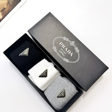 配包装 🌟一盒3双,爆款回货 🌟Prada 普拉达 经典字母logo纯棉中筒袜 🌟ins爆款!专柜在售ing 🌟好看 配包装 🌟一盒3双,爆款回货 🌟Prada 普拉达 经典字母logo纯棉中筒袜 🌟ins爆款!专柜在售ing 🌟好看