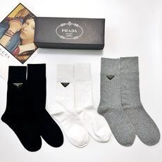 配包装 🌟一盒3双,爆款回货 🌟Prada 普拉达 经典字母logo纯棉中筒袜 🌟ins爆款!专柜在售ing 🌟好看 配包装 🌟一盒3双,爆款回货 🌟Prada 普拉达 经典字母logo纯棉中筒袜 🌟ins爆款!专柜在售ing 🌟好看