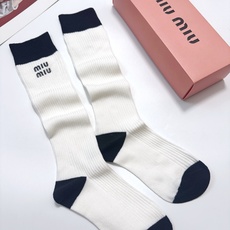 配包装 🌟【一盒一双】 🌟缪缪 miumiu 经典字母logo纯棉长筒袜 小腿袜 🌟ins爆款!专柜在售ing 🌟好看 配包装 🌟【一盒一双】 🌟缪缪 miumiu 经典字母logo纯棉长筒袜 小腿袜 🌟ins爆款!专柜在售ing 🌟好看