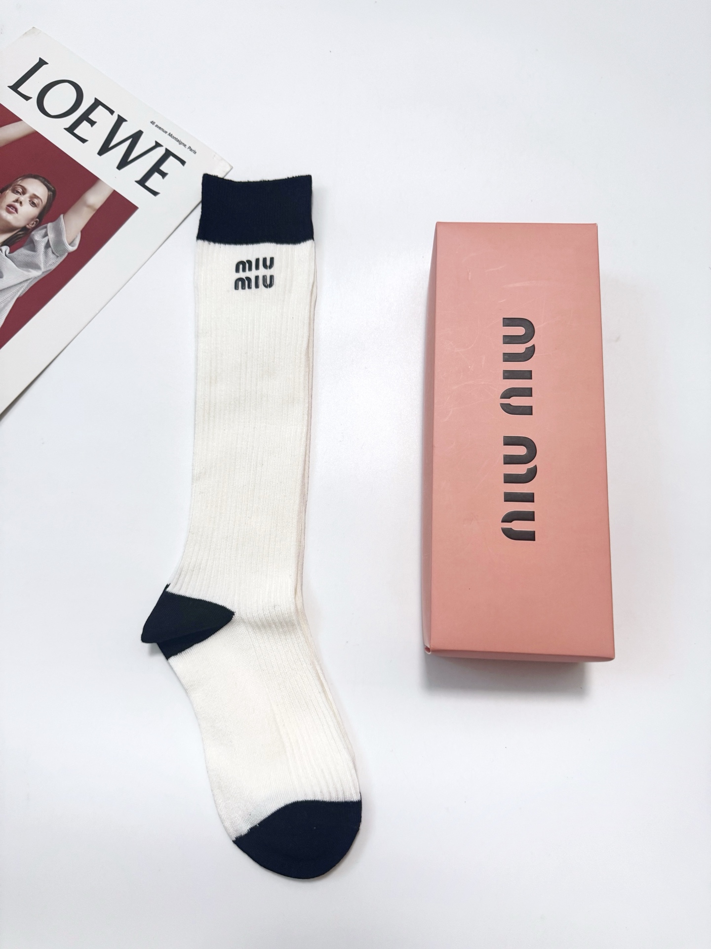 配包装 🌟【一盒一双】 🌟缪缪 miumiu 经典字母logo纯棉长筒袜 小腿袜 🌟ins爆款!专柜在售ing 🌟好看 配包装 🌟【一盒一双】 🌟缪缪 miumiu 经典字母logo纯棉长筒袜 小腿袜 🌟ins爆款!专柜在售ing 🌟好看