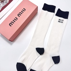 配包装 🌟【一盒一双】 🌟缪缪 miumiu 经典字母logo纯棉长筒袜 小腿袜 🌟ins爆款!专柜在售ing 🌟好看 配包装 🌟【一盒一双】 🌟缪缪 miumiu 经典字母logo纯棉长筒袜 小腿袜 🌟ins爆款!专柜在售ing 🌟好看