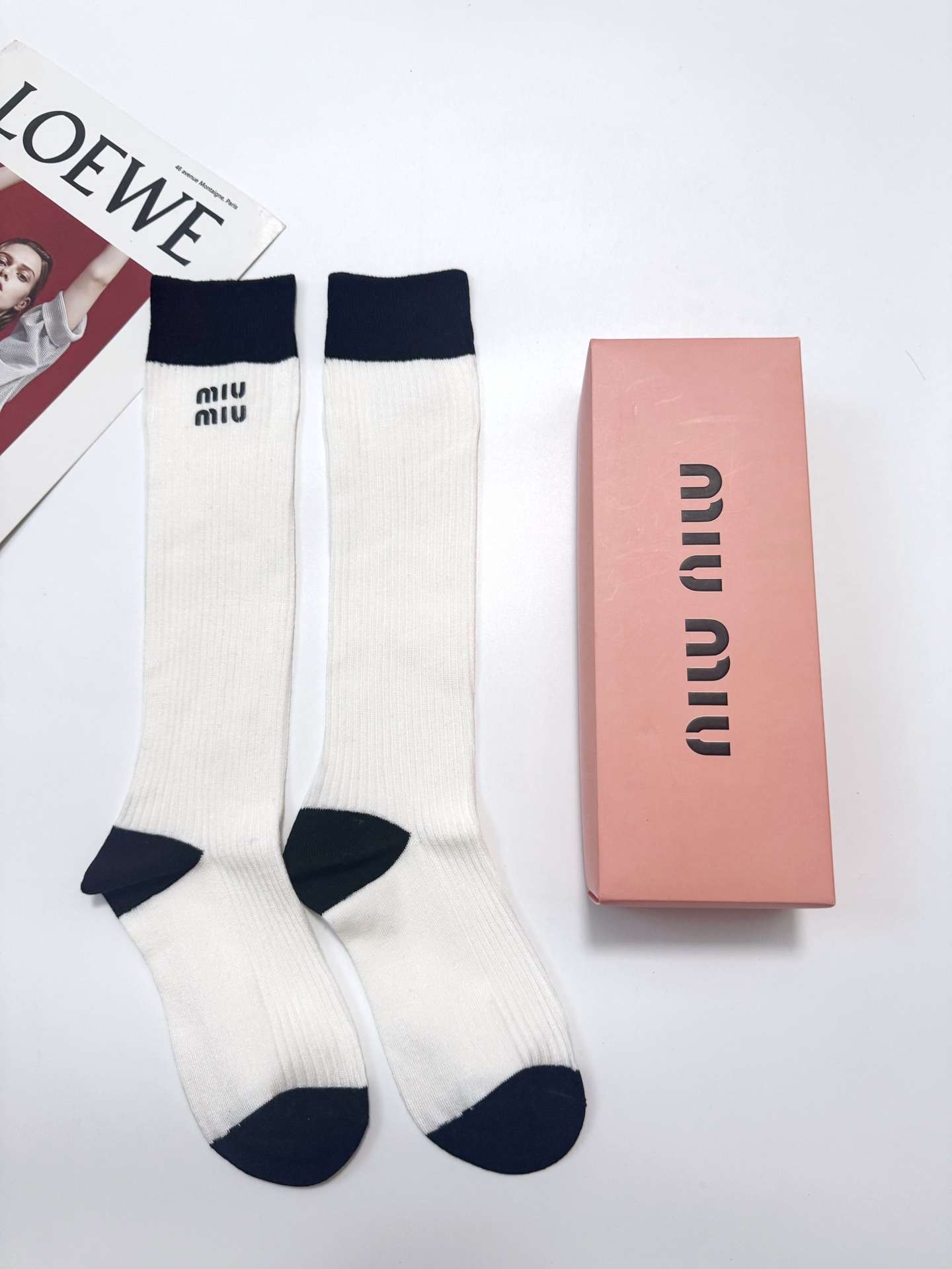 配包装 🌟【一盒一双】 🌟缪缪 miumiu 经典字母logo纯棉长筒袜 小腿袜 🌟ins爆款!专柜在售ing 🌟好看 配包装 🌟【一盒一双】 🌟缪缪 miumiu 经典字母logo纯棉长筒袜 小腿袜 🌟ins爆款!专柜在售ing 🌟好看
