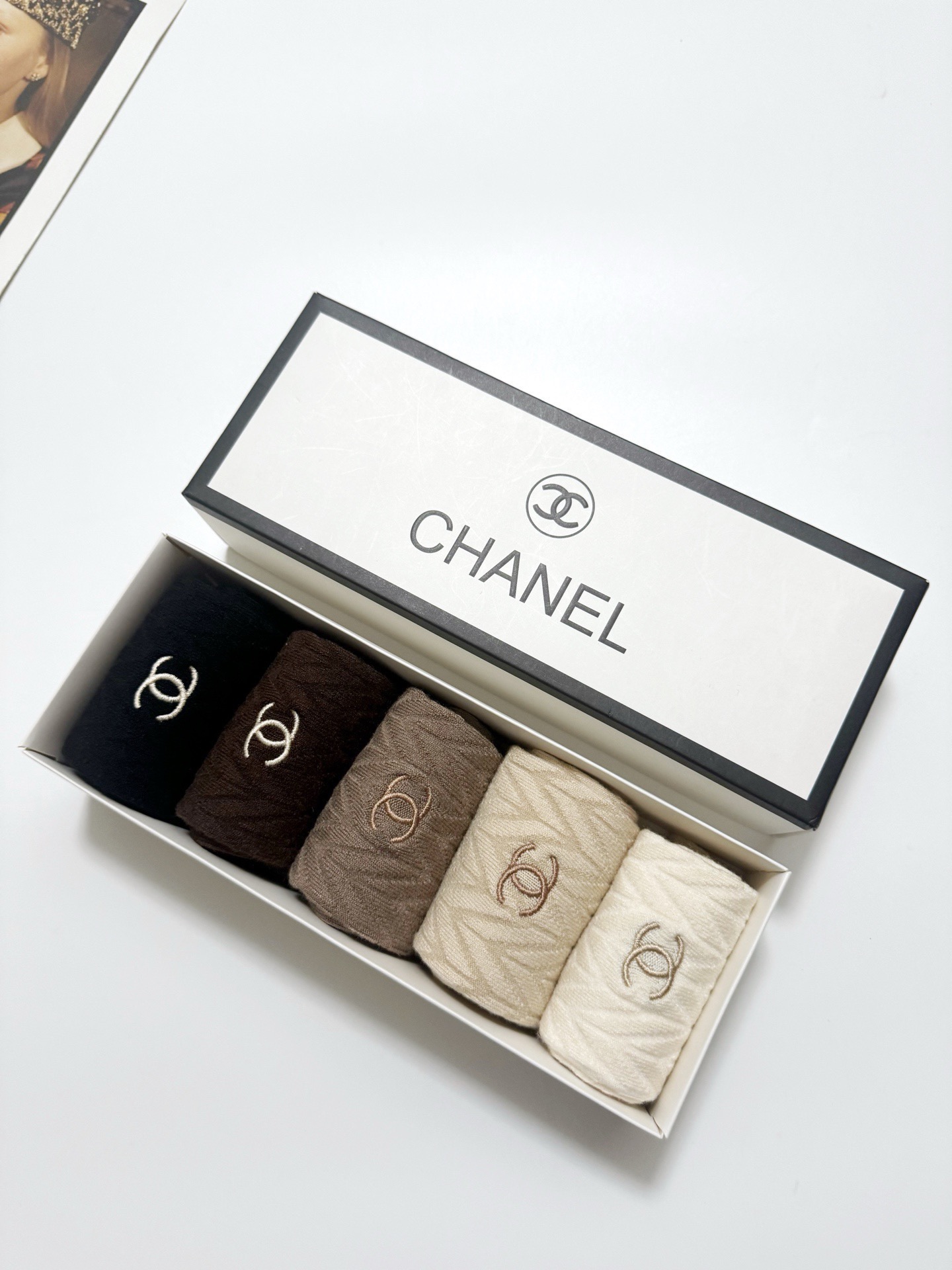 配包装 🌟【一盒5双】 🌟Chanel 香奈儿 经典字母 logo羊绒 中筒袜 !超级软糯亲肤! 🌟ins爆款!专柜在 配包装 🌟【一盒5双】 🌟Chanel 香奈儿 经典字母 logo羊绒 中筒袜 !超级软糯亲肤! 🌟ins爆款!专柜在