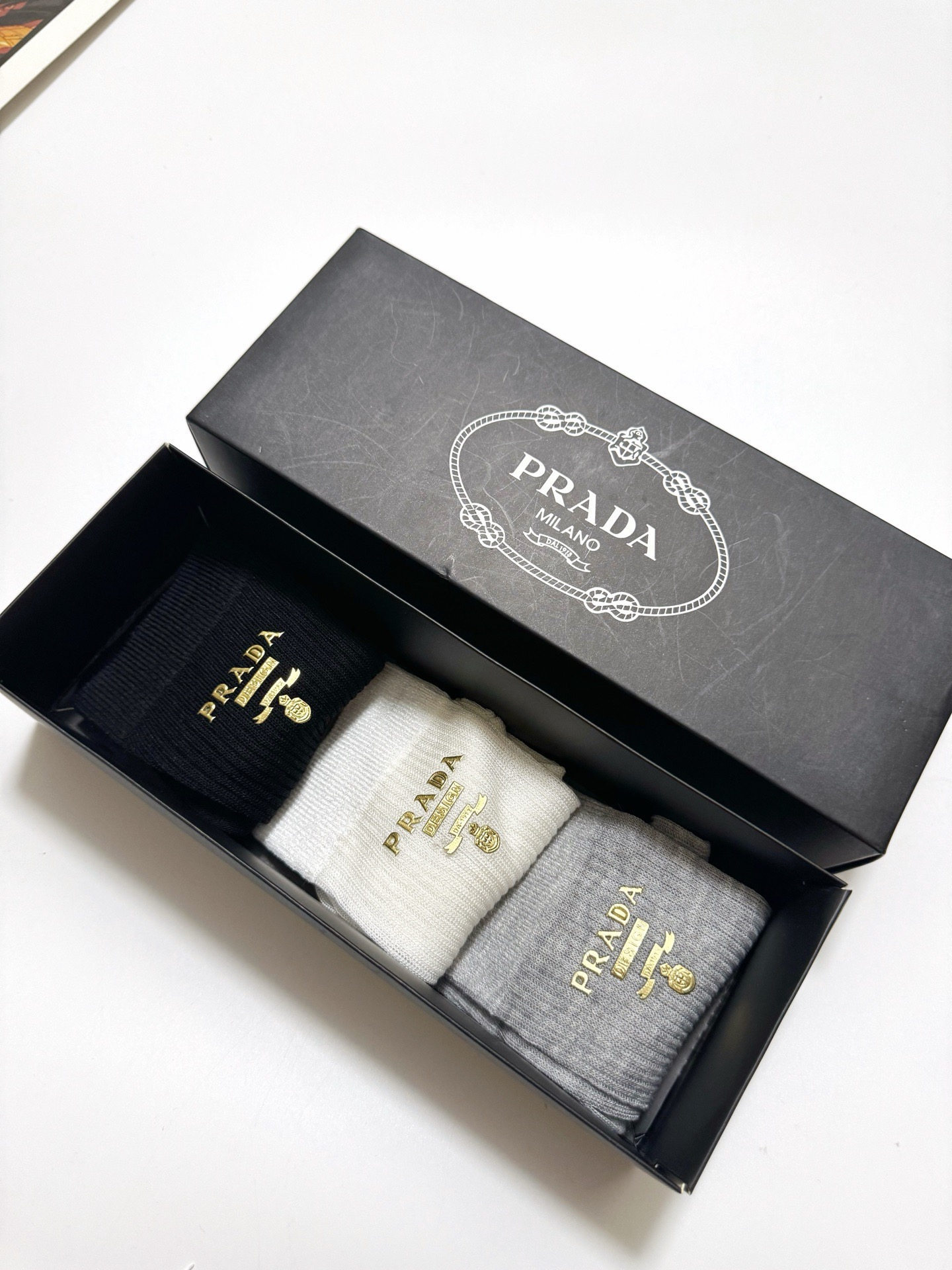 配包装 🌟【一盒3 双】  🌟Prada 普拉达 经典字母logo 超薄透气中筒袜 ，ins超火爆空调袜，潮人必备 ，经