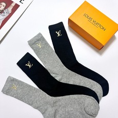 配包装 🌟【一盒4 双】 🌟LV 路易威登 爆款字母logo中筒袜 小腿袜。纯棉混纺材质,超完美配色,款式经典,专柜同步 配包装 🌟【一盒4 双】 🌟LV 路易威登 爆款字母logo中筒袜 小腿袜。纯棉混纺材质,超完美配色,款式经典,专柜同步