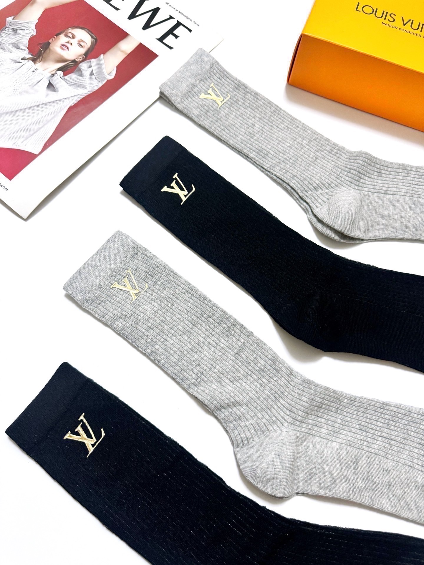配包装 🌟【一盒4 双】 🌟LV 路易威登 爆款字母logo中筒袜 小腿袜。纯棉混纺材质,超完美配色,款式经典,专柜同步 配包装 🌟【一盒4 双】 🌟LV 路易威登 爆款字母logo中筒袜 小腿袜。纯棉混纺材质,超完美配色,款式经典,专柜同步