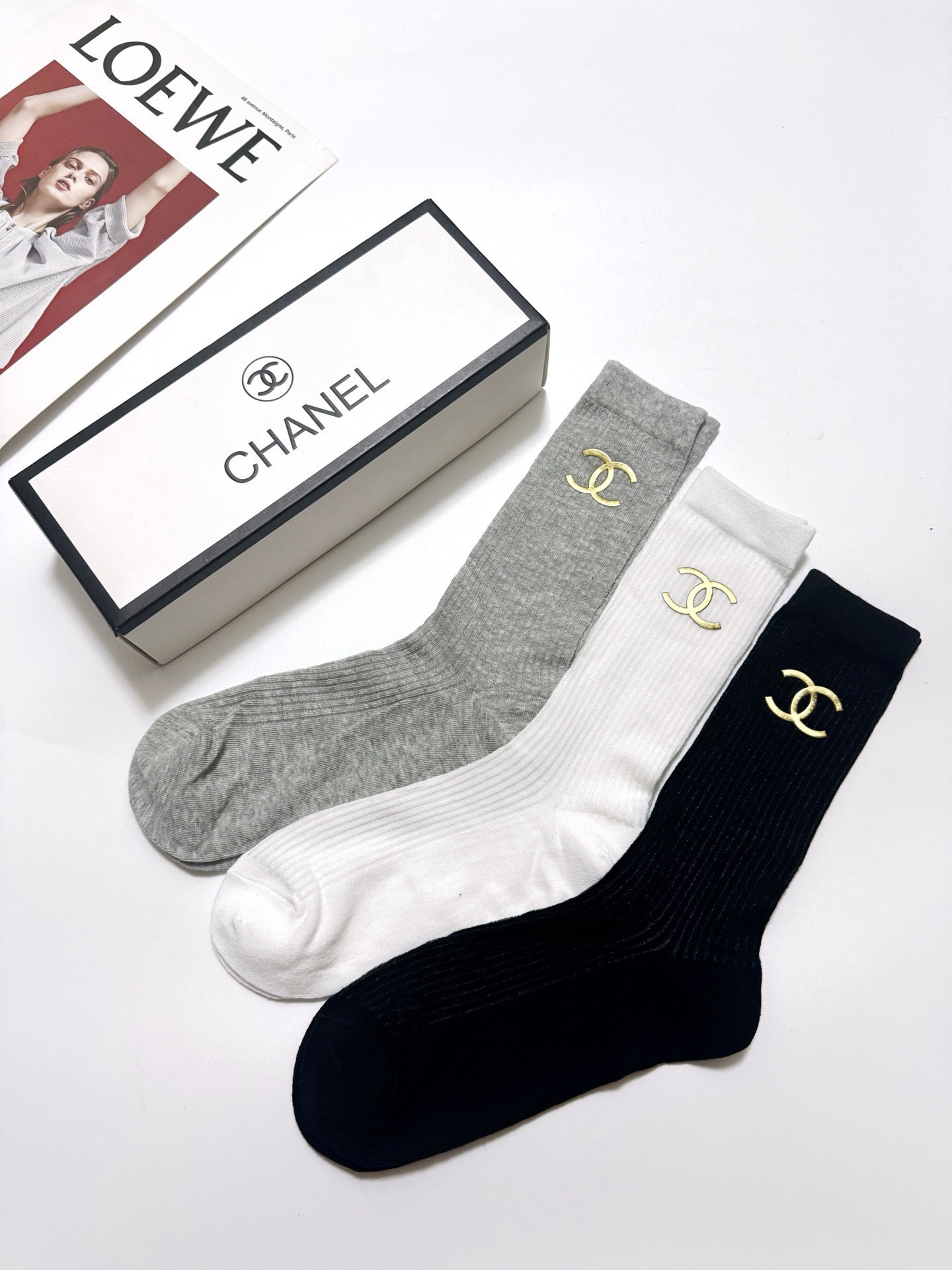 配包装 🌟【一盒3 双】 🌟Chanel 香奈儿 经典字母logo 超薄透气中筒袜 ,ins超火爆空调袜,潮人必备 , 配包装 🌟【一盒3 双】 🌟Chanel 香奈儿 经典字母logo 超薄透气中筒袜 ,ins超火爆空调袜,潮人必备 ,