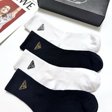 配包装 🌟【一盒4 双】 🌟Prada 普拉达 经典字母logo纯棉中筒袜 🌟ins爆款!专柜在售ing 🌟好看到爆 配包装 🌟【一盒4 双】 🌟Prada 普拉达 经典字母logo纯棉中筒袜 🌟ins爆款!专柜在售ing 🌟好看到爆
