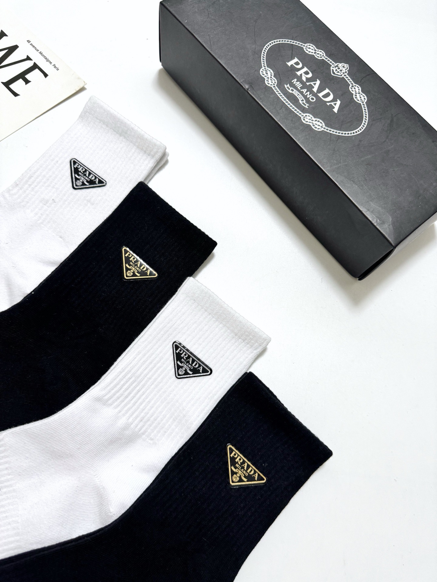 配包装 🌟【一盒4 双】 🌟Prada 普拉达 经典字母logo纯棉中筒袜 🌟ins爆款!专柜在售ing 🌟好看到爆 配包装 🌟【一盒4 双】 🌟Prada 普拉达 经典字母logo纯棉中筒袜 🌟ins爆款!专柜在售ing 🌟好看到爆