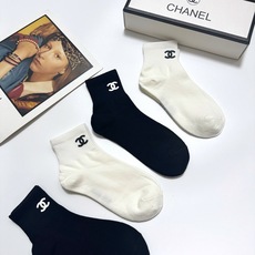 配包装 🌟【一盒4双】 🌟Chanel 香奈儿 经典字母logo 纯棉短筒袜 经典纯色短袜 🌟ins爆款!专柜在售ing 配包装 🌟【一盒4双】 🌟Chanel 香奈儿 经典字母logo 纯棉短筒袜 经典纯色短袜 🌟ins爆款!专柜在售ing
