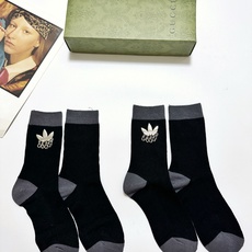 配包装 🌟【一盒2 双】 🌟Gucci 古琦 经典字母logo 纯棉中筒袜 ,ins超火爆短袜,纯棉面料,潮人必 配包装 🌟【一盒2 双】 🌟Gucci 古琦 经典字母logo 纯棉中筒袜 ,ins超火爆短袜,纯棉面料,潮人必